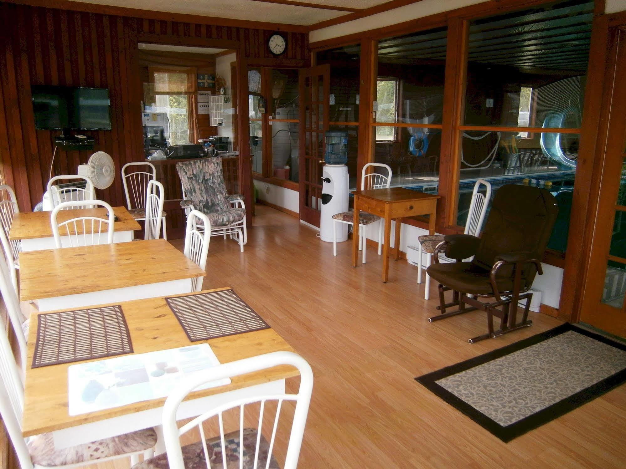 Motel De L'Anse Port-Daniel Exteriér fotografie