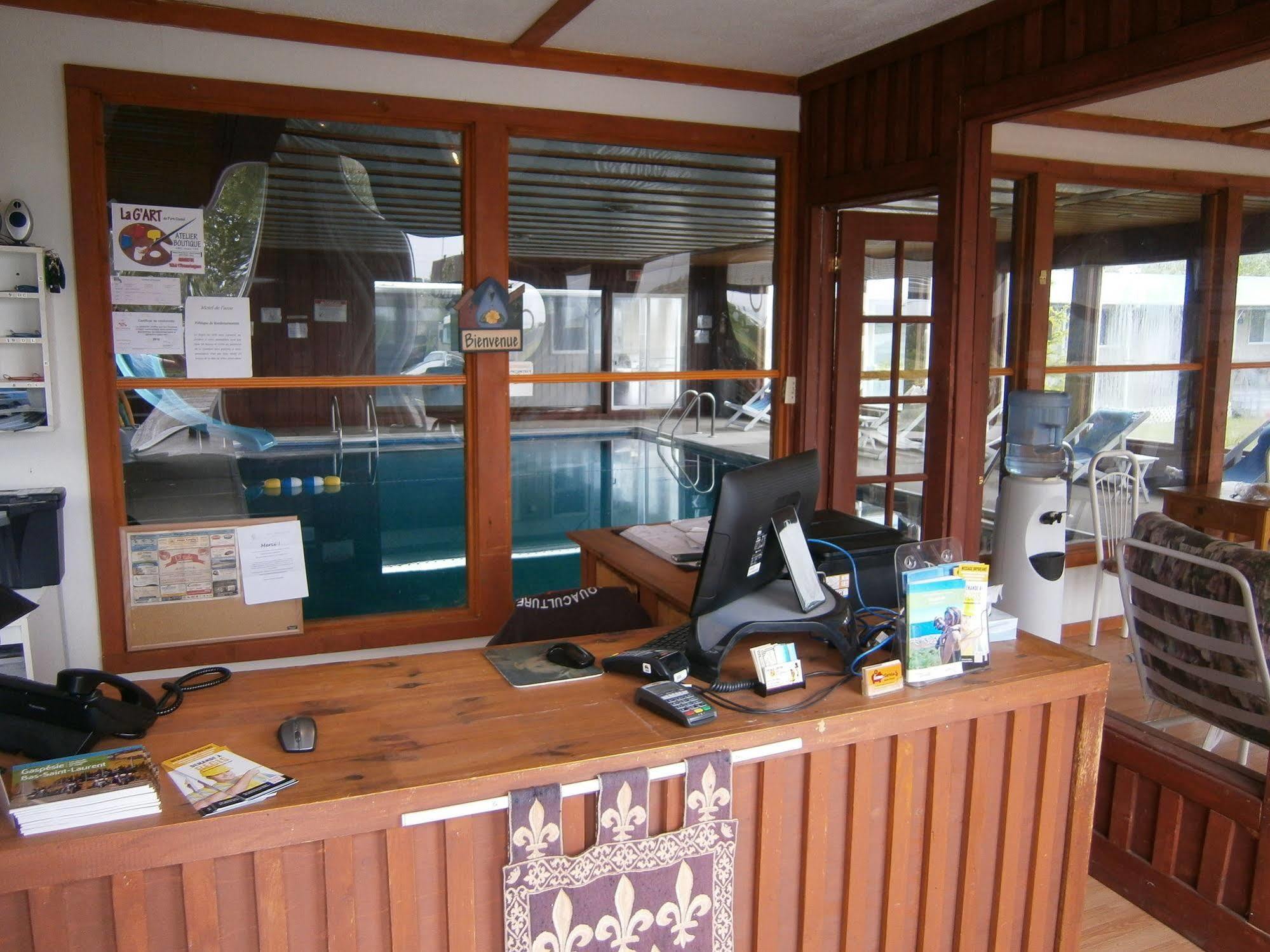 Motel De L'Anse Port-Daniel Exteriér fotografie