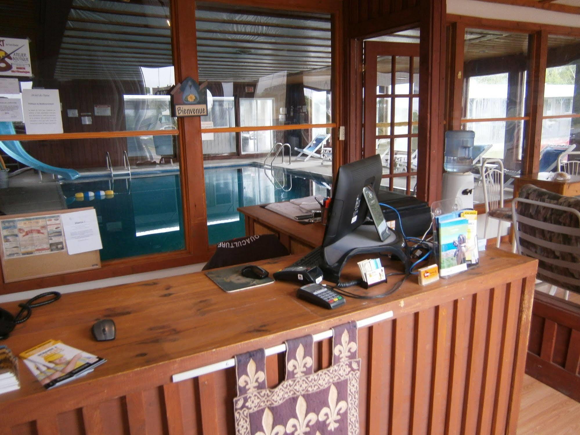 Motel De L'Anse Port-Daniel Exteriér fotografie