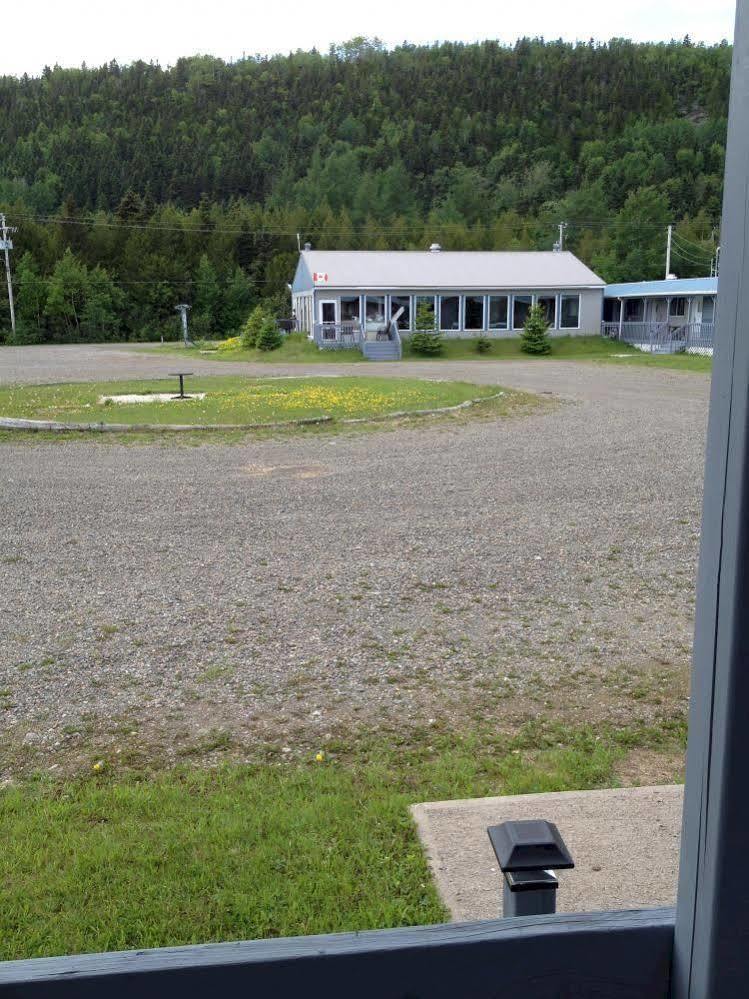 Motel De L'Anse Port-Daniel Exteriér fotografie